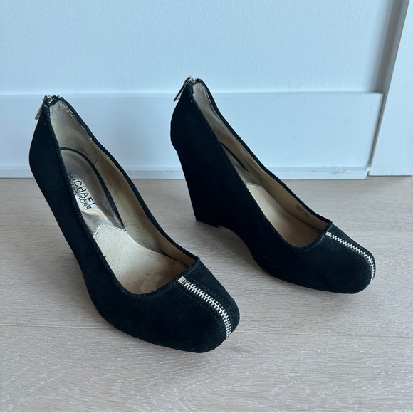 Black suede Michael Kors wedge heels with zippers - Picture 5 of 7